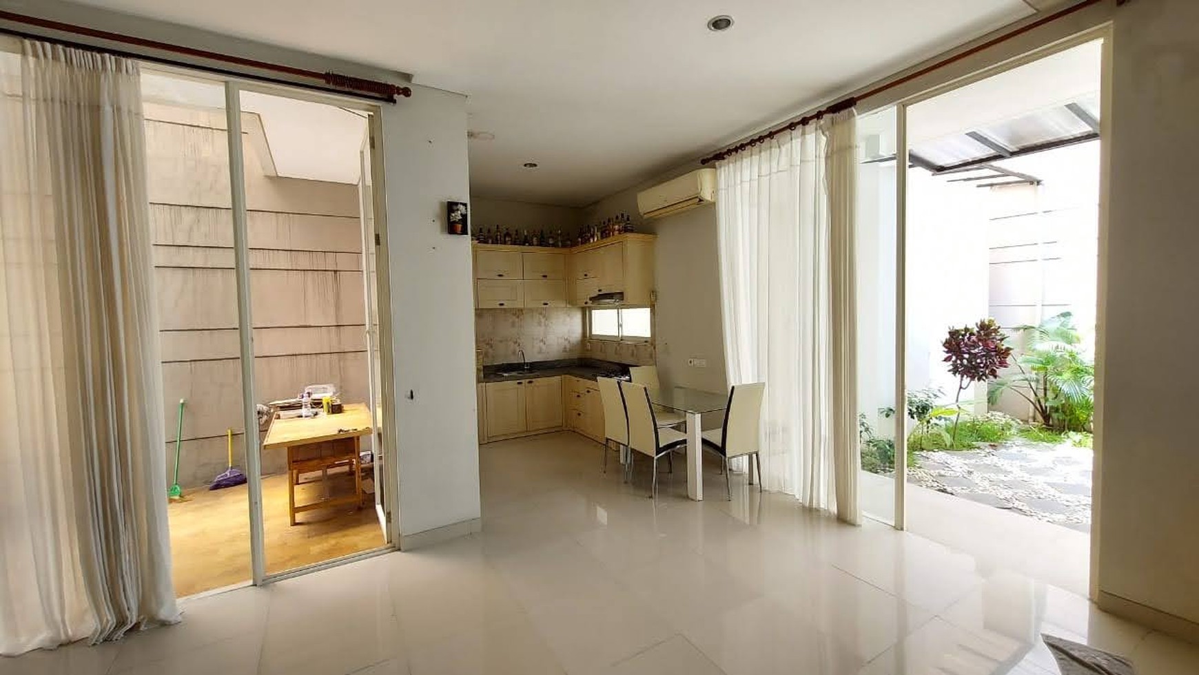 Dijual Rumah Pakuwon.indah The Mansion Semi Furnished Siap Huni Dekat Citraland, Graha Family
