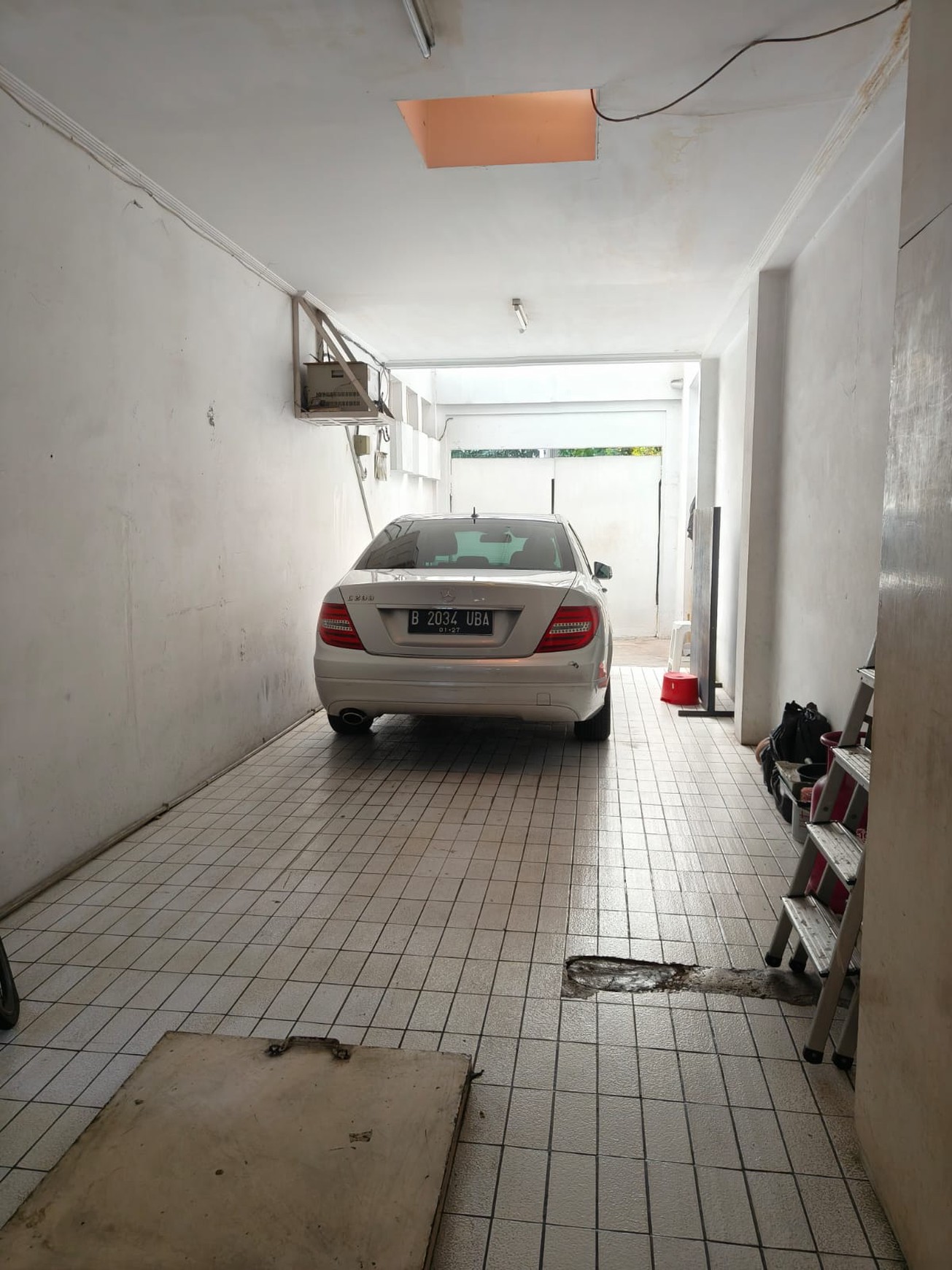 Di Jual segera Rumah Usaha lokasi di jln.Suryo, Kebayoran Baru, Jakarta Selatan.