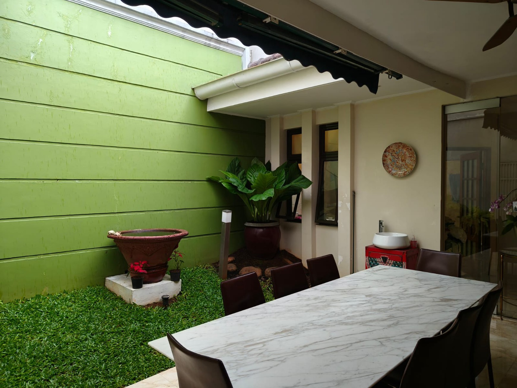 Di Jual segera Rumah Usaha lokasi di jln.Suryo, Kebayoran Baru, Jakarta Selatan.