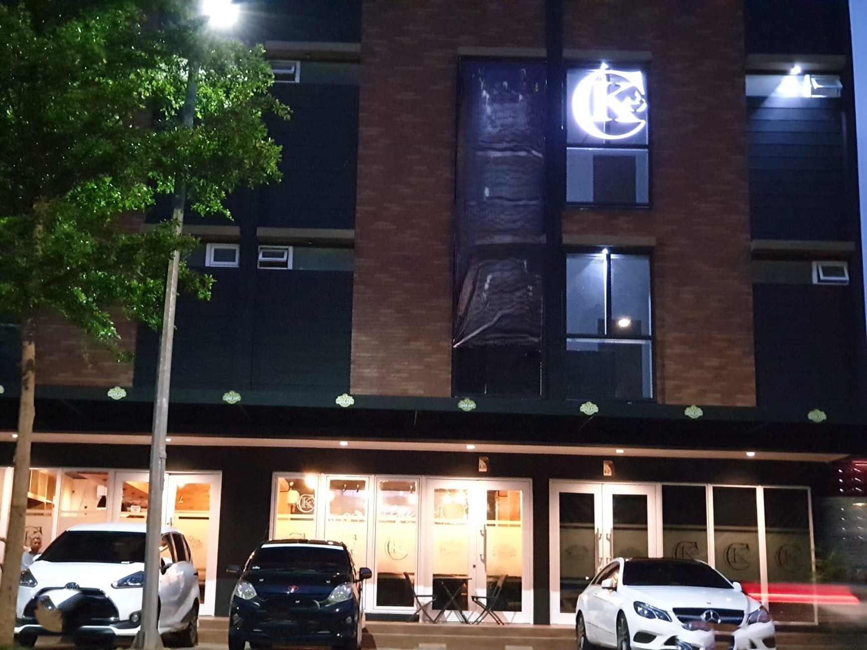 Ruko Strategis persatu Lantai Cocok untuk Resto di Bintaro