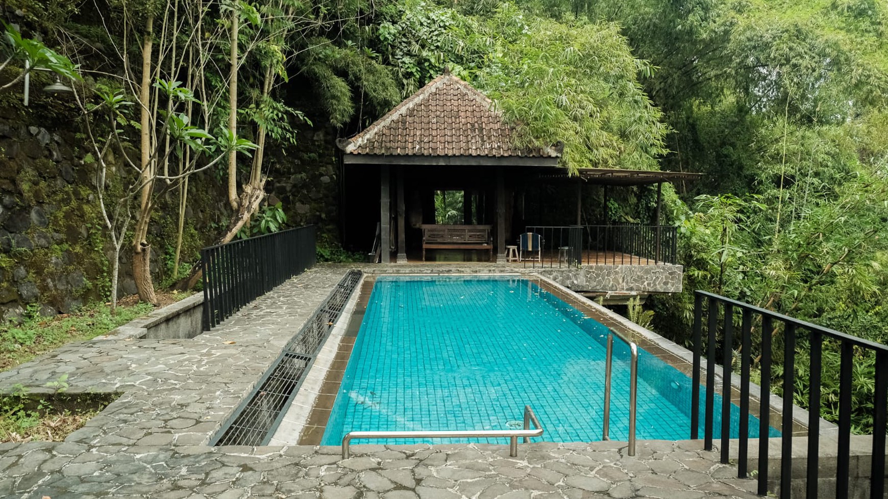 Rumah Mewah Dengan Kolam Renang Lokasi Dekat Stadion Maguwoharjo Depok Sleman
