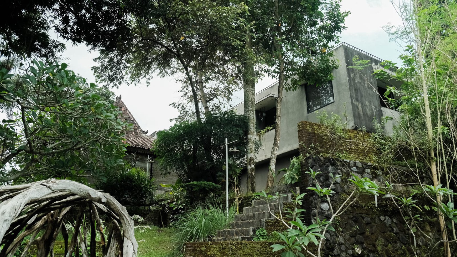 Rumah Mewah Dengan Kolam Renang Lokasi Dekat Stadion Maguwoharjo Depok Sleman