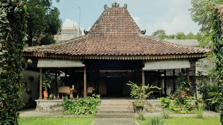 Rumah Mewah Dengan Kolam Renang Lokasi Dekat Stadion Maguwoharjo Depok Sleman
