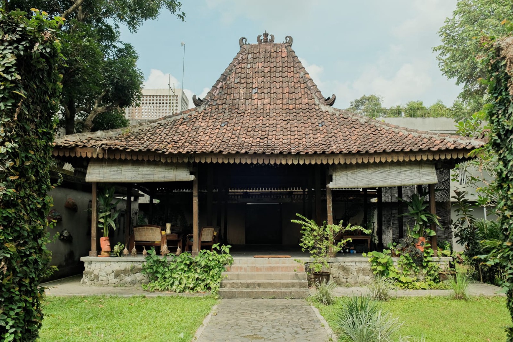 Rumah Mewah Dengan Kolam Renang Lokasi Dekat Stadion Maguwoharjo Depok Sleman
