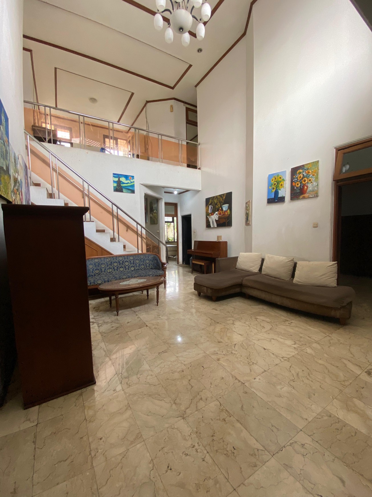 Rumah Mewah Jati Padang - Carport Luas, Lokasi Strategis Dekat Tol dan Mal