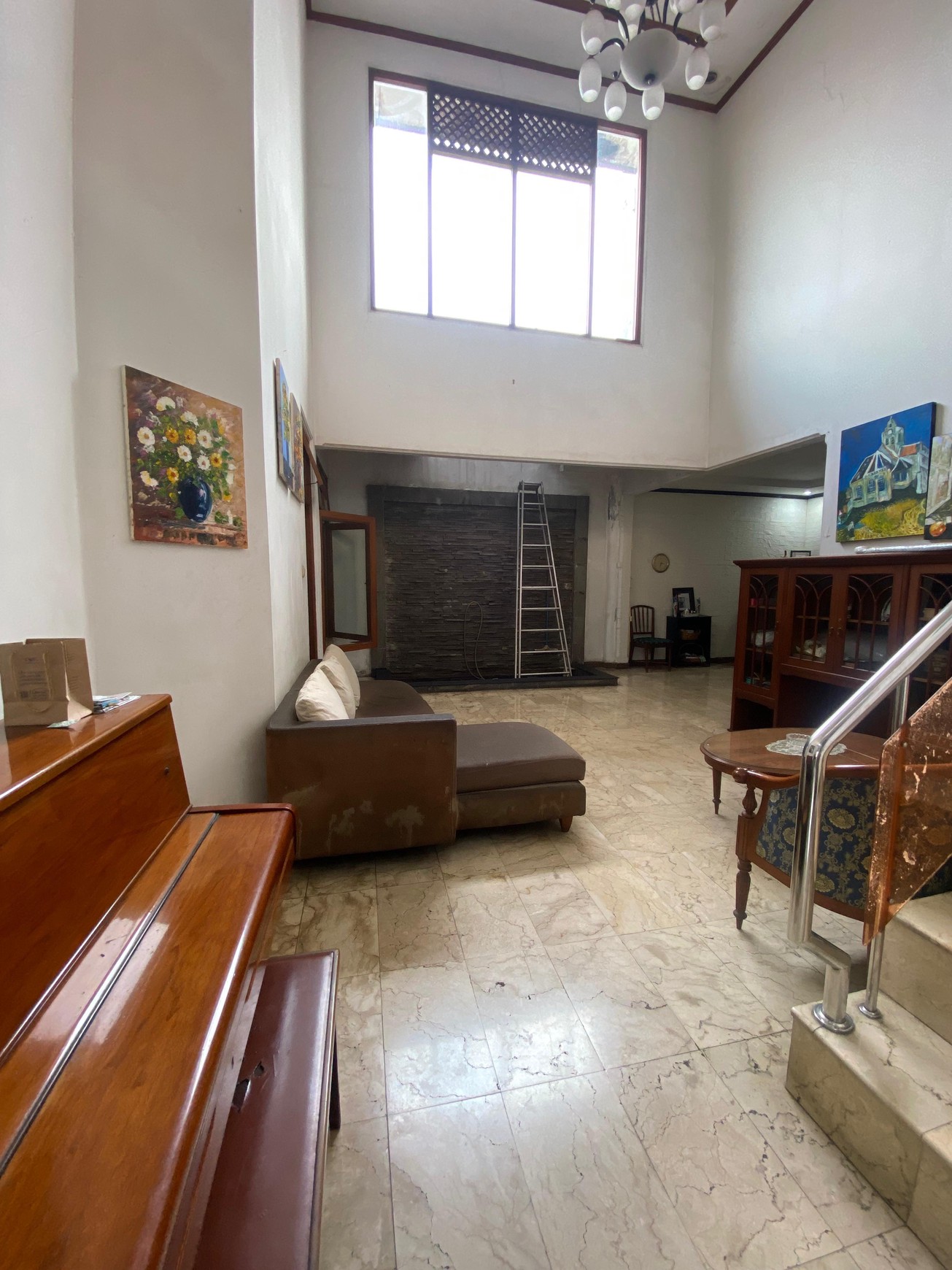 Rumah Mewah Jati Padang - Carport Luas, Lokasi Strategis Dekat Tol dan Mal