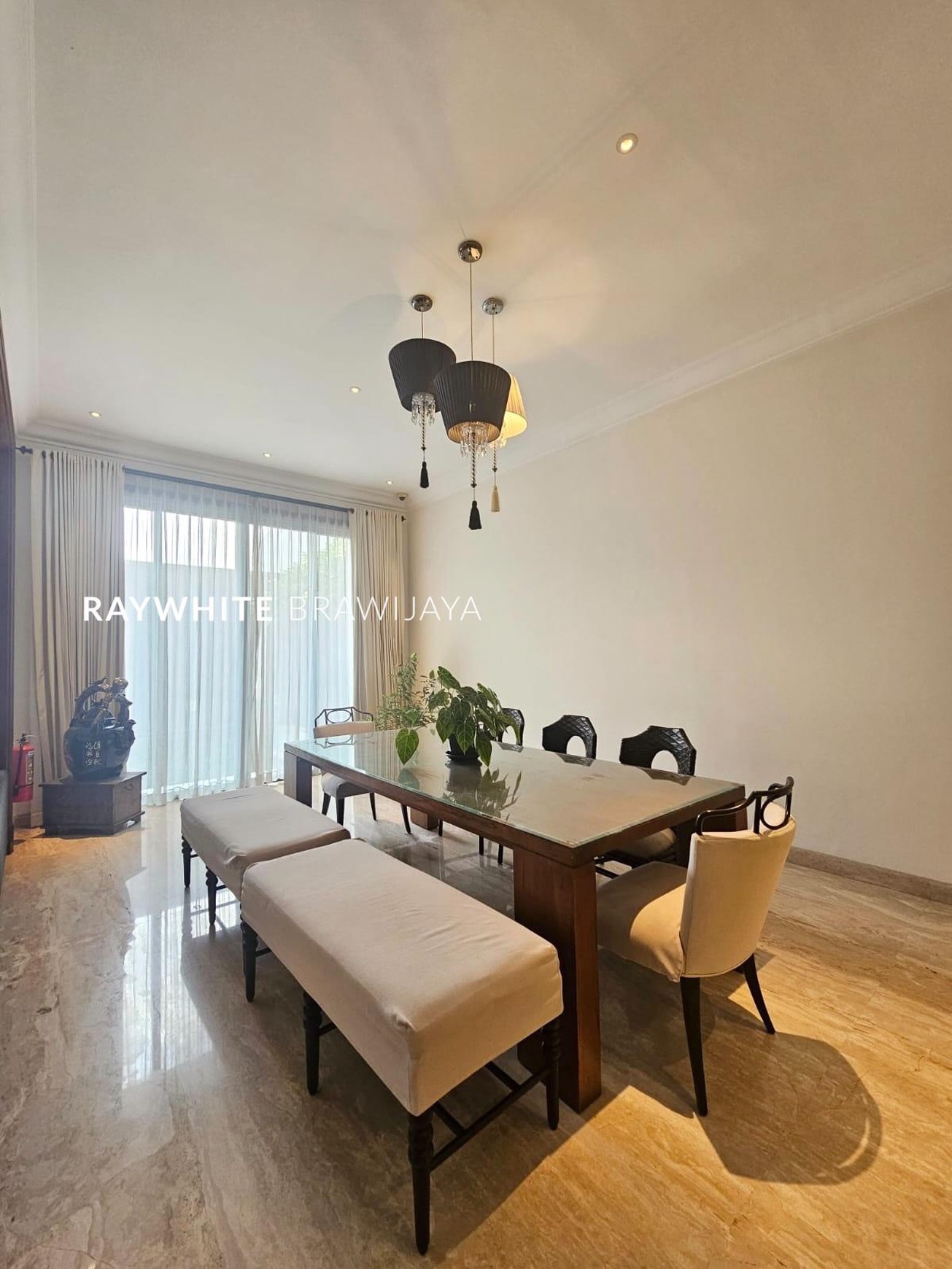 Rumah dalam Kompleks Lingkungan Tenang Furnished