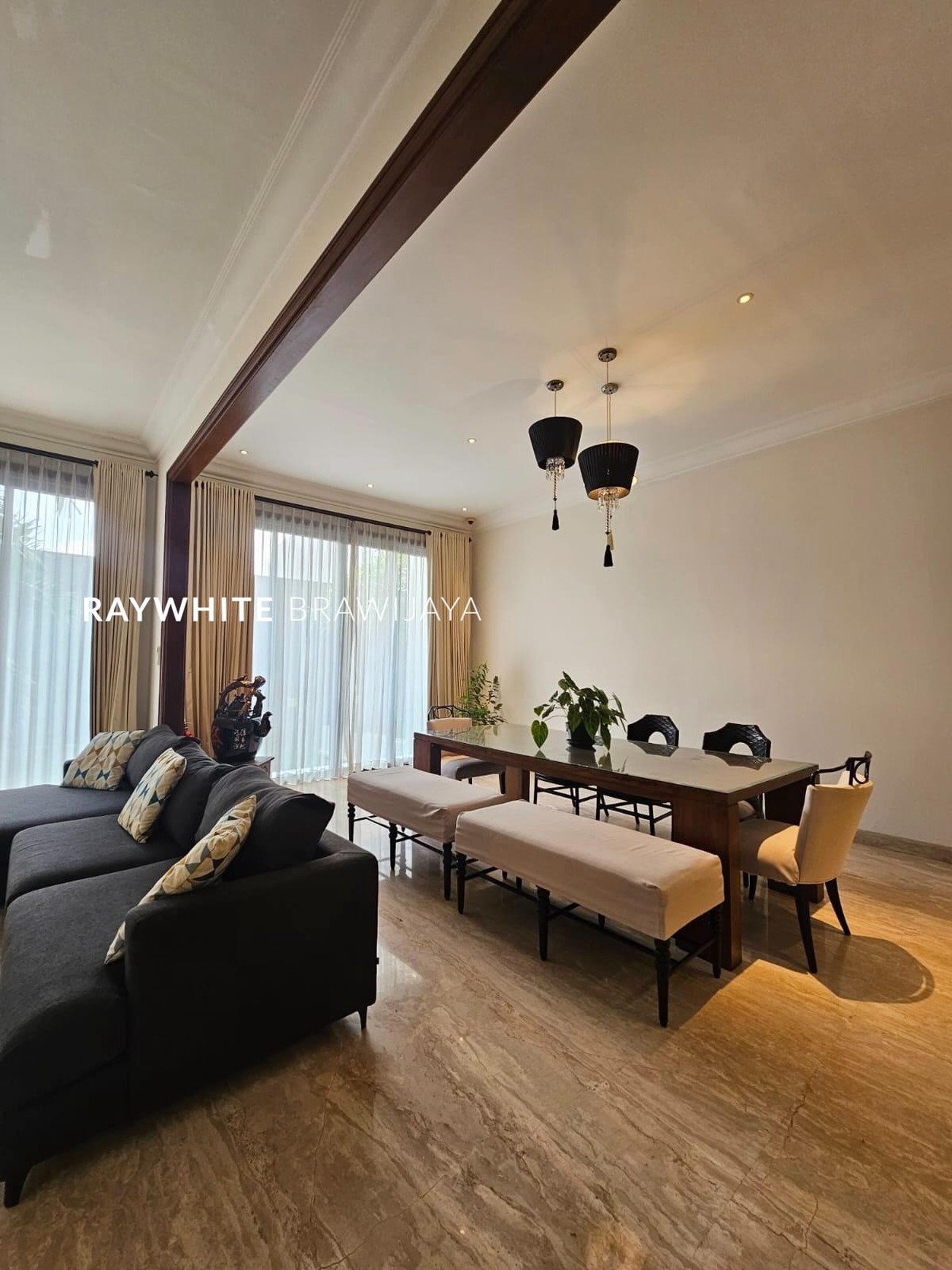 Rumah dalam Kompleks Lingkungan Tenang Furnished