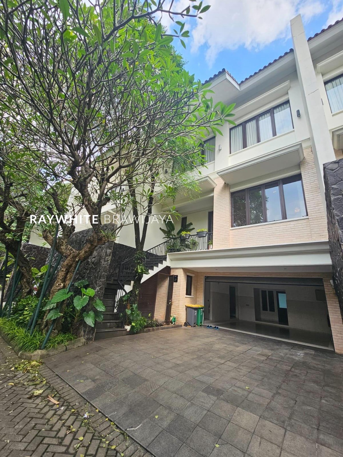 Rumah dalam Kompleks Lingkungan Tenang Furnished