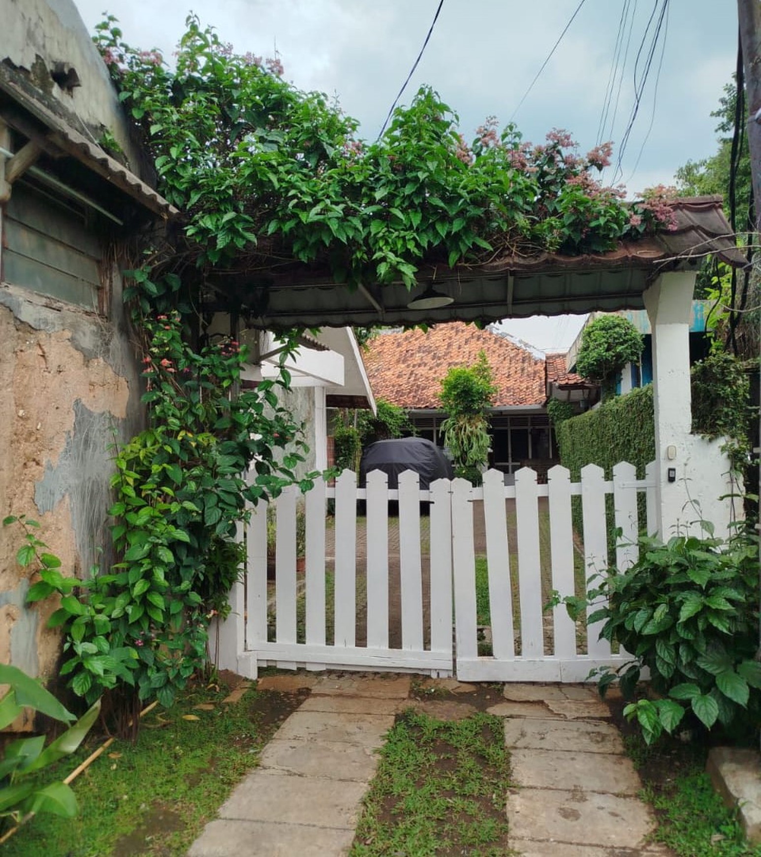 Dijual Rumah dng Pavilion di lokasi SANGAT STRATEGIS di daerah SELATAN JAKARTA dengan bentuk tanah "Ngantong".