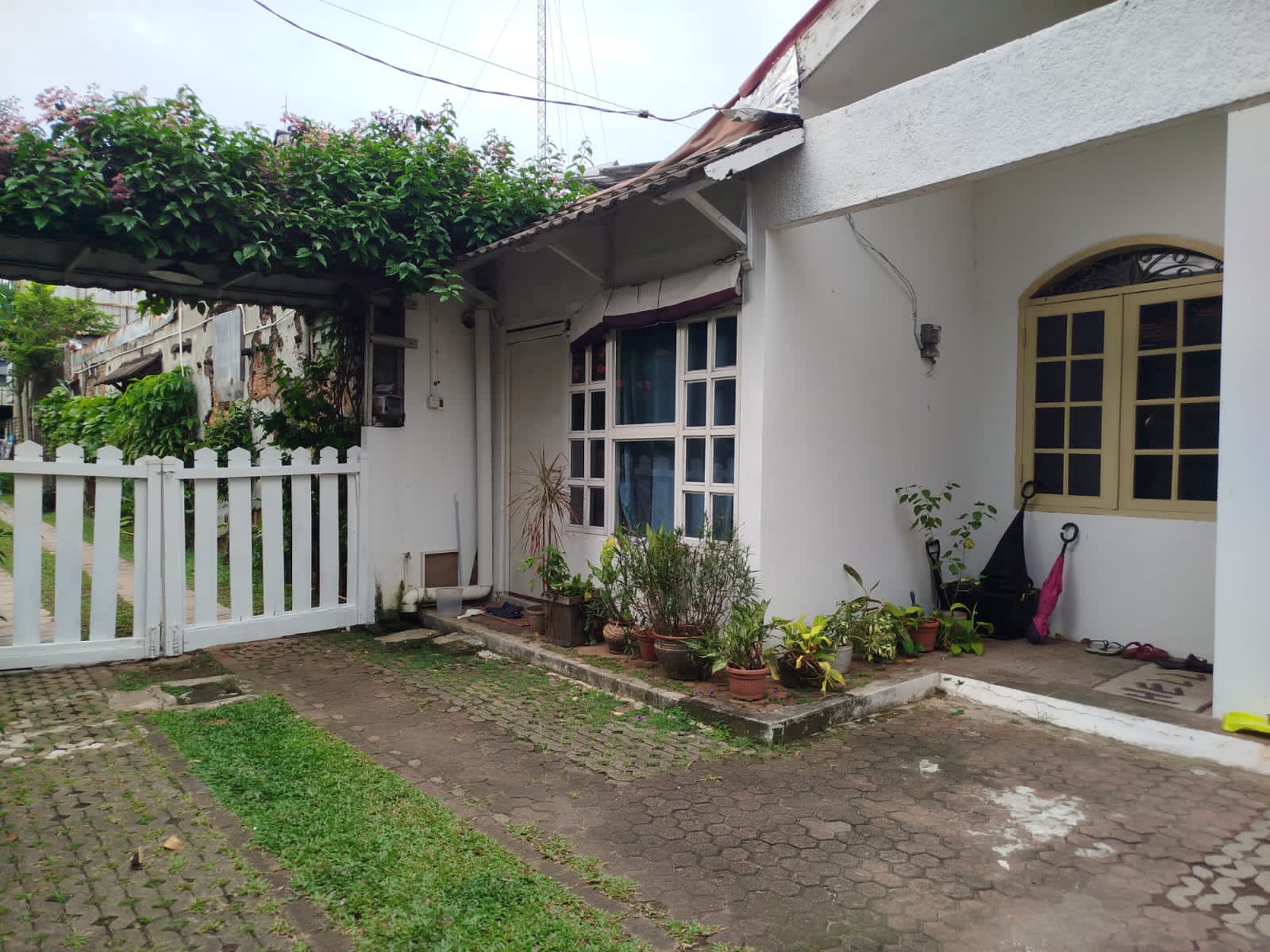 Dijual Rumah dng Pavilion di lokasi SANGAT STRATEGIS di daerah SELATAN JAKARTA dengan bentuk tanah "Ngantong".