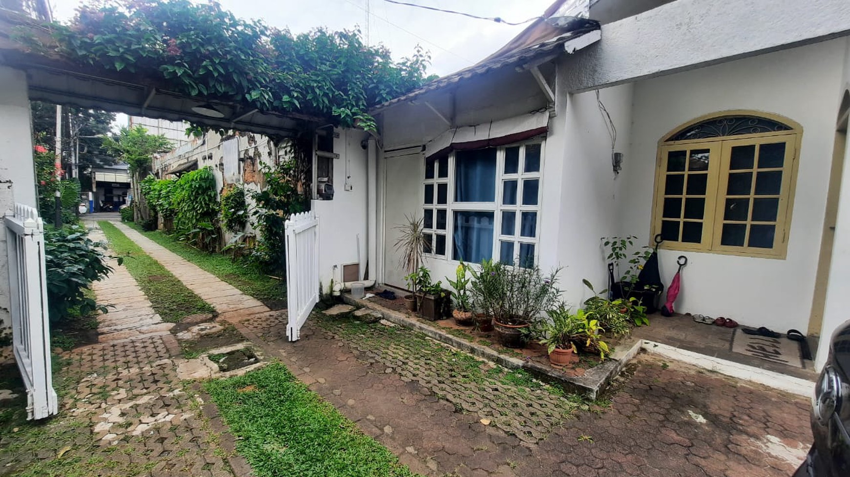 Dijual Rumah dng Pavilion di lokasi SANGAT STRATEGIS di daerah SELATAN JAKARTA dengan bentuk tanah "Ngantong".