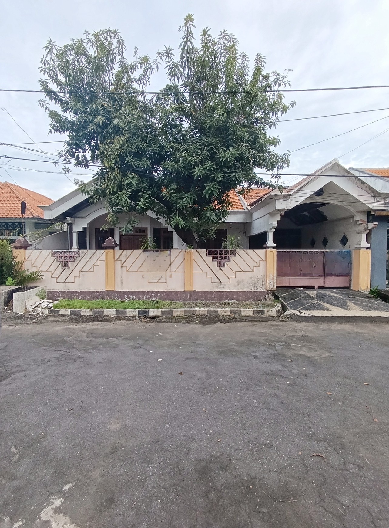 Rumah Bangunan Lama Di Medokan Dekat Graha YKP Surabaya