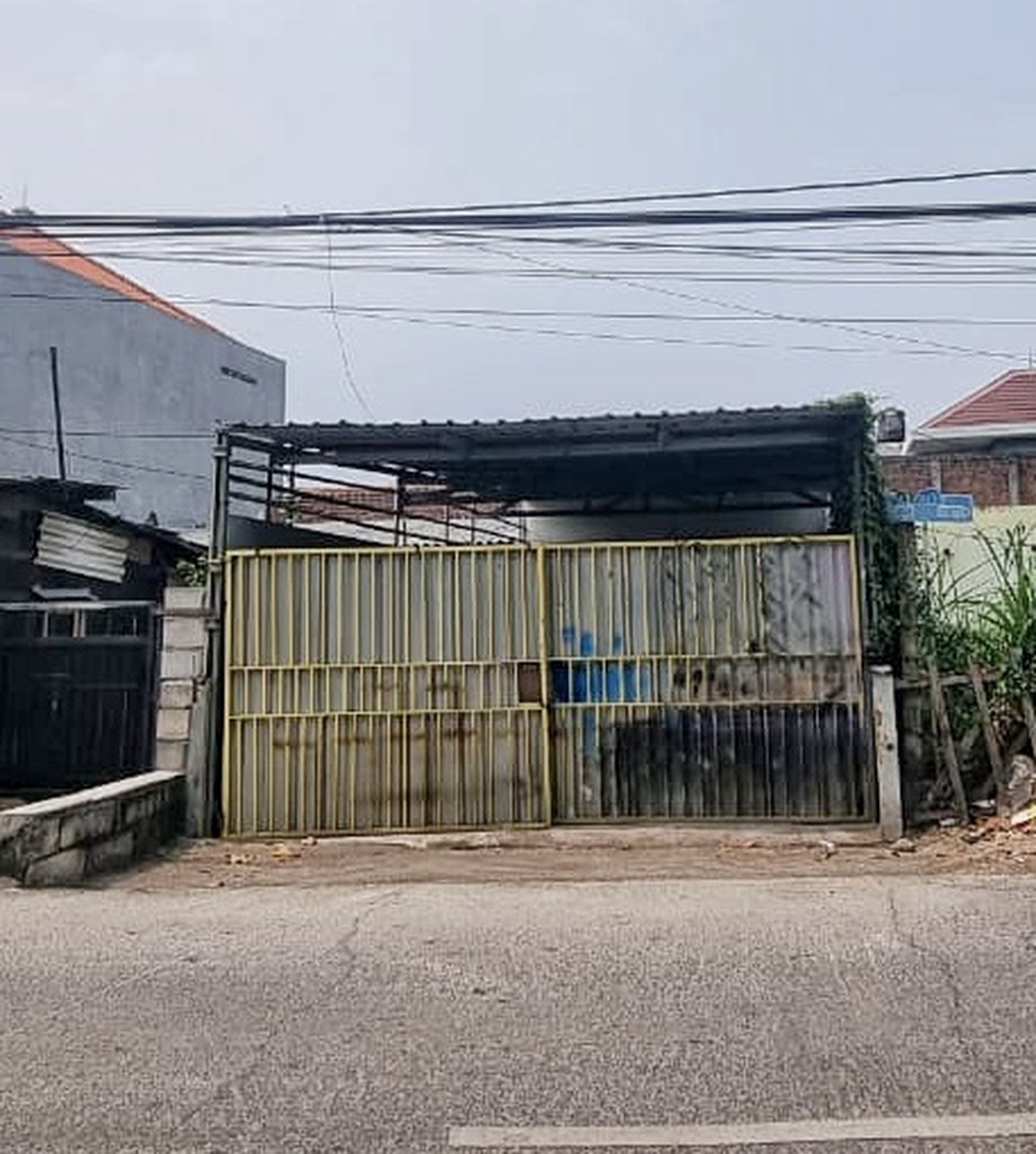 Rumah Strategis di Pinggir Jalan Utama Surabaya, Cocok untuk Usaha Kos-kosan, Tempat Makan, atau Toko