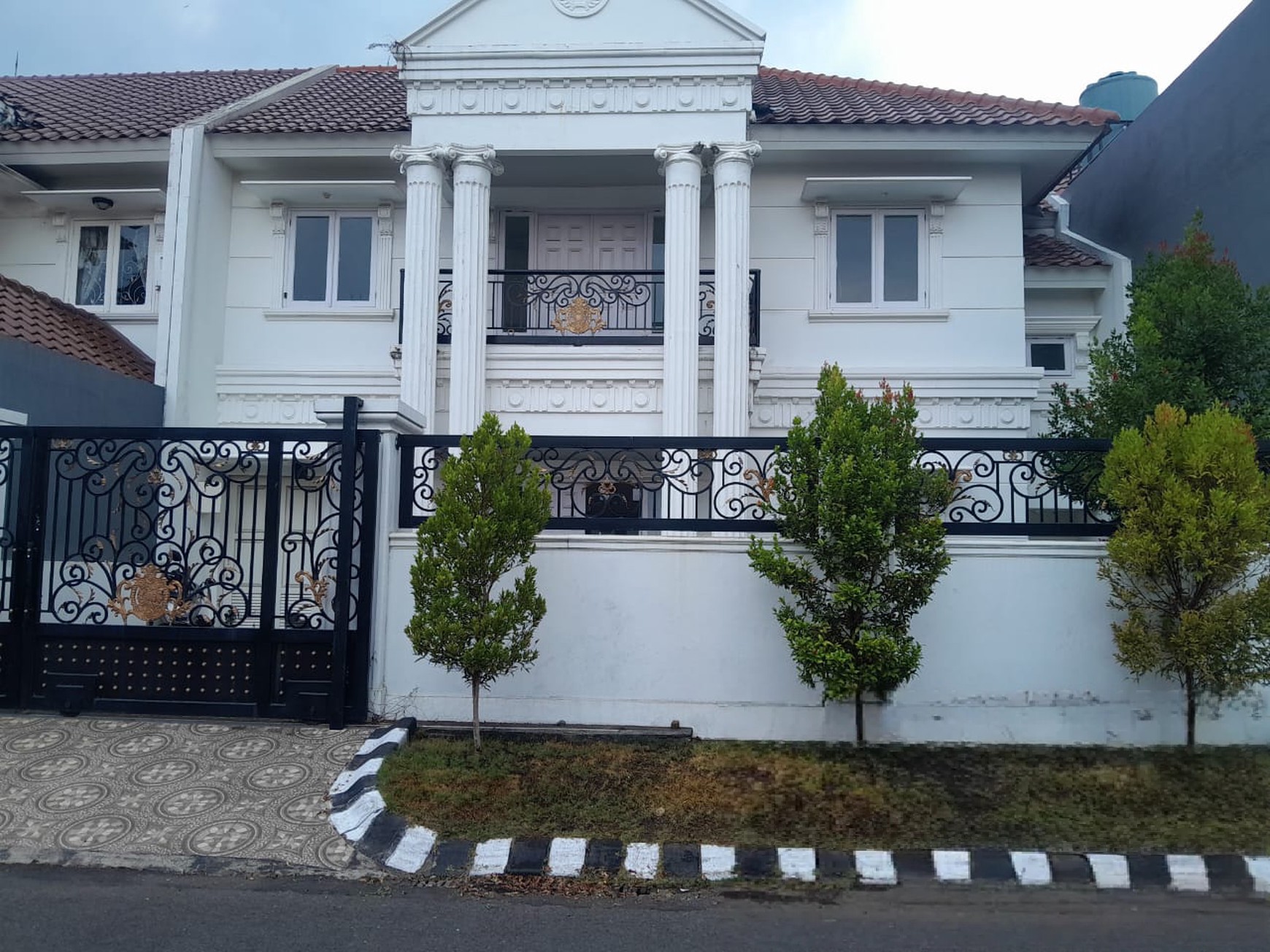 Dijual CEPAT Rumah Mewah 2 Lantai Hadap Timur, Akses Jalan Utama, Lokasi Strategis di Gedangan - Luas Tanah 240 m&#xb2;