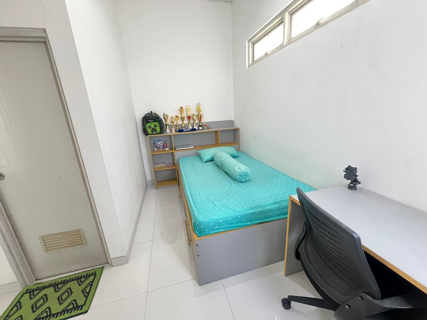 Rumah 2 Lantai Strategis di Semampir, SHM & IMB, Luas 7x20 Meter - Siap Huni!