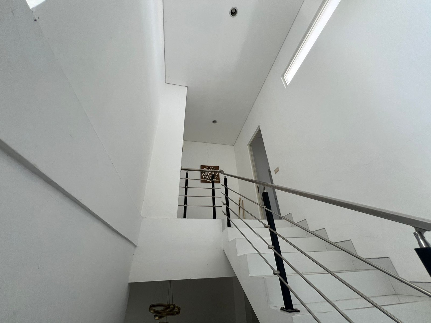 Rumah 2 Lantai Strategis di Semampir, SHM & IMB, Luas 7x20 Meter - Siap Huni!