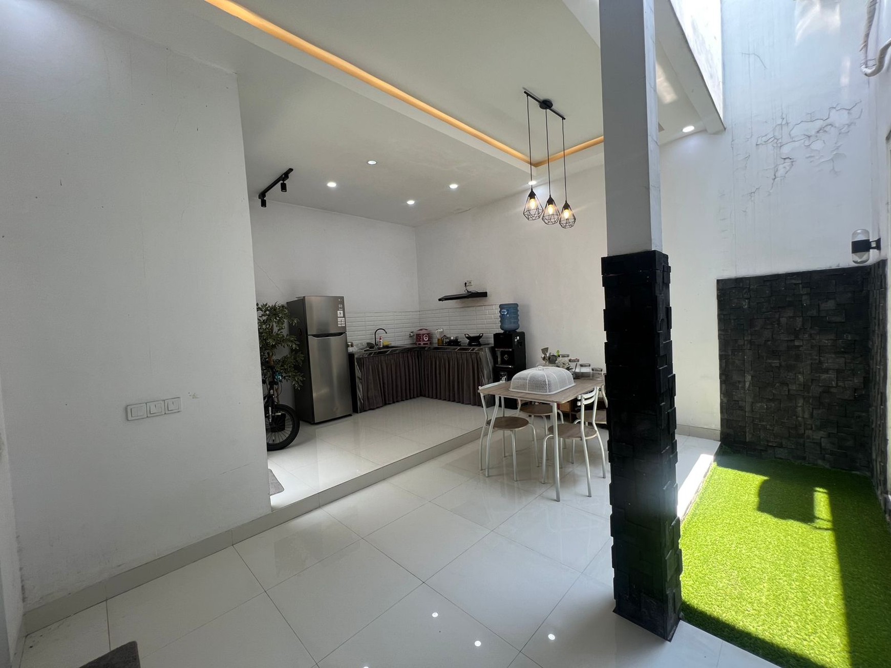 Rumah 2 Lantai Strategis di Semampir, SHM & IMB, Luas 7x20 Meter - Siap Huni!