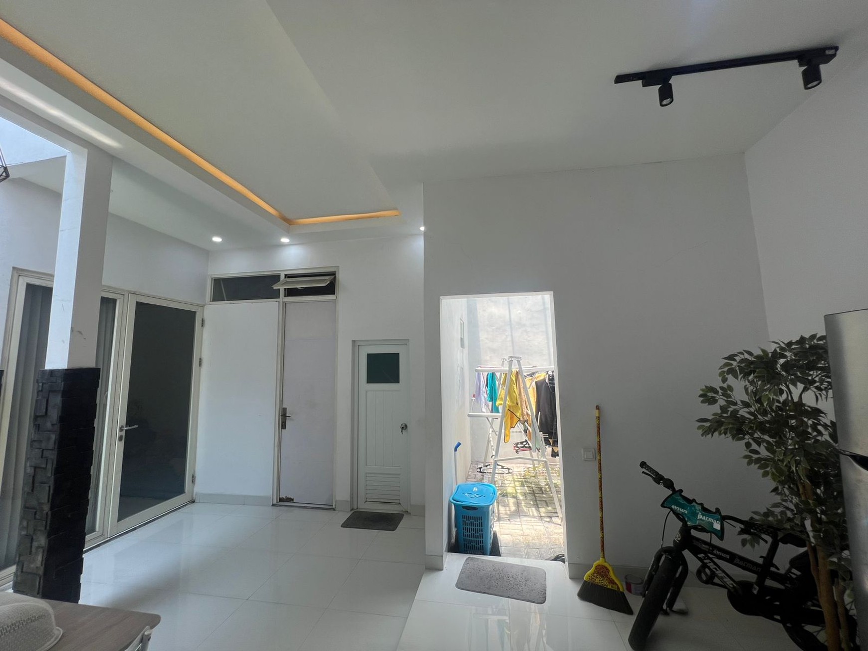 Rumah 2 Lantai Strategis di Semampir, SHM & IMB, Luas 7x20 Meter - Siap Huni!