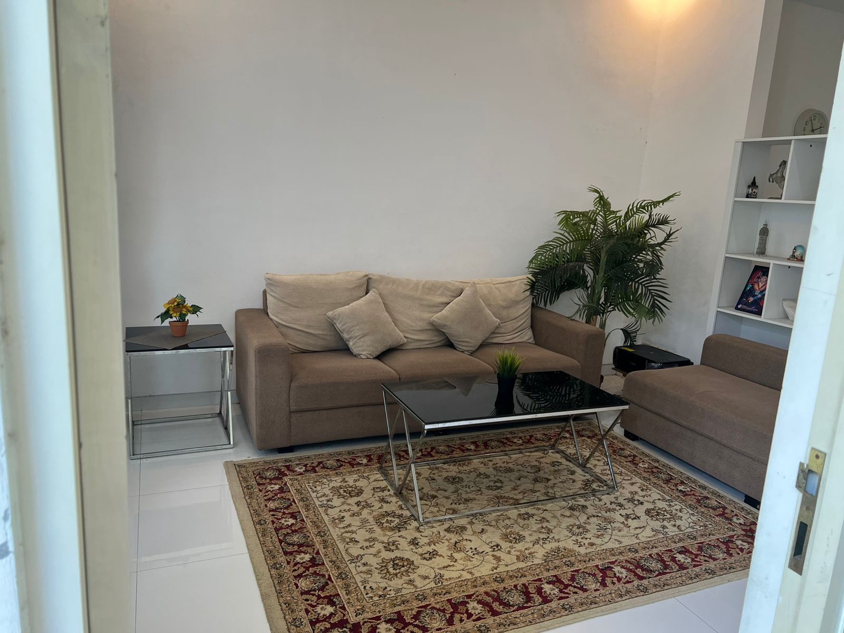 Rumah 2 Lantai Strategis di Semampir, SHM & IMB, Luas 7x20 Meter - Siap Huni!
