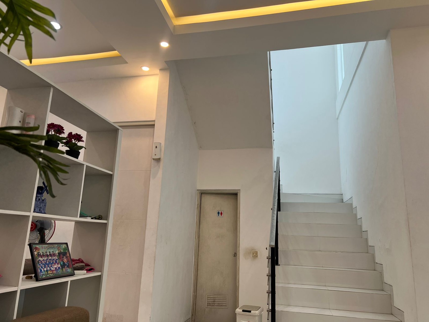 Rumah 2 Lantai Strategis di Semampir, SHM & IMB, Luas 7x20 Meter - Siap Huni!