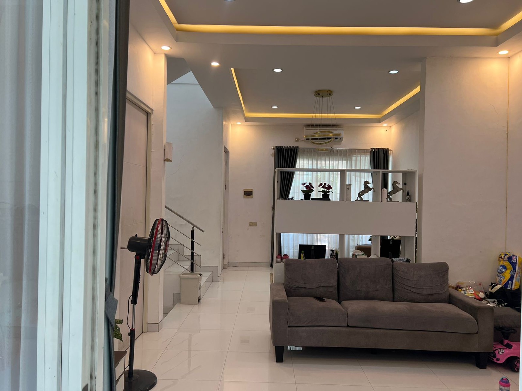 Rumah 2 Lantai Strategis di Semampir, SHM & IMB, Luas 7x20 Meter - Siap Huni!
