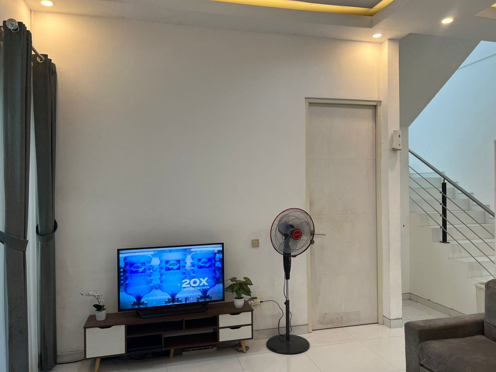 Rumah 2 Lantai Strategis di Semampir, SHM & IMB, Luas 7x20 Meter - Siap Huni!