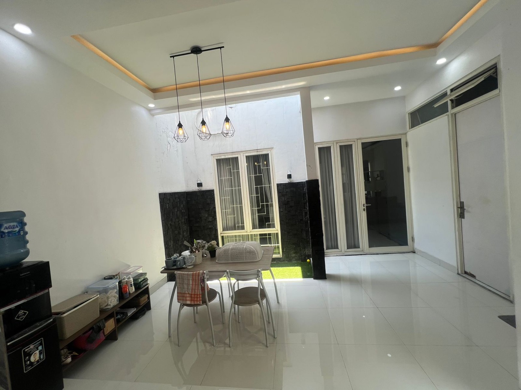 Rumah 2 Lantai Strategis di Semampir, SHM & IMB, Luas 7x20 Meter - Siap Huni!