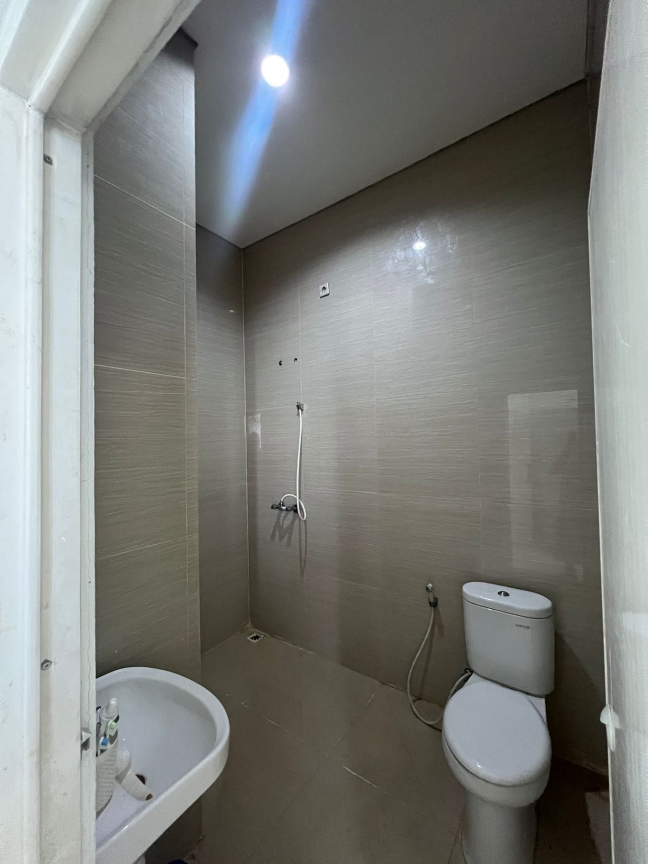 Rumah 2 Lantai Strategis di Semampir, SHM & IMB, Luas 7x20 Meter - Siap Huni!
