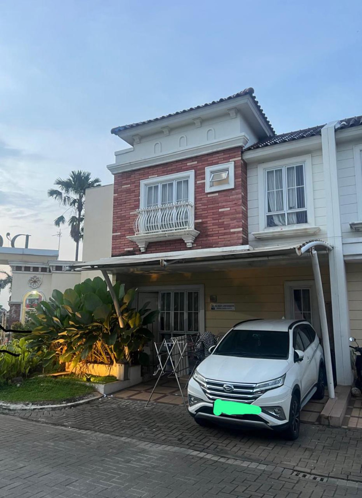 Rumah Modern Siap Huni di Cluster D'Cataluna Jababeka - Lokasi Strategis Harga Negotiable