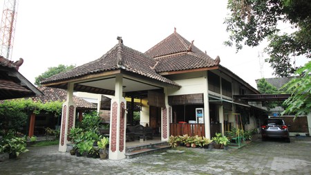 RUMAH TINGGAL + GUEST HOUSE DENGAN DESAIN KLASIK, DI GEDONG KUNING