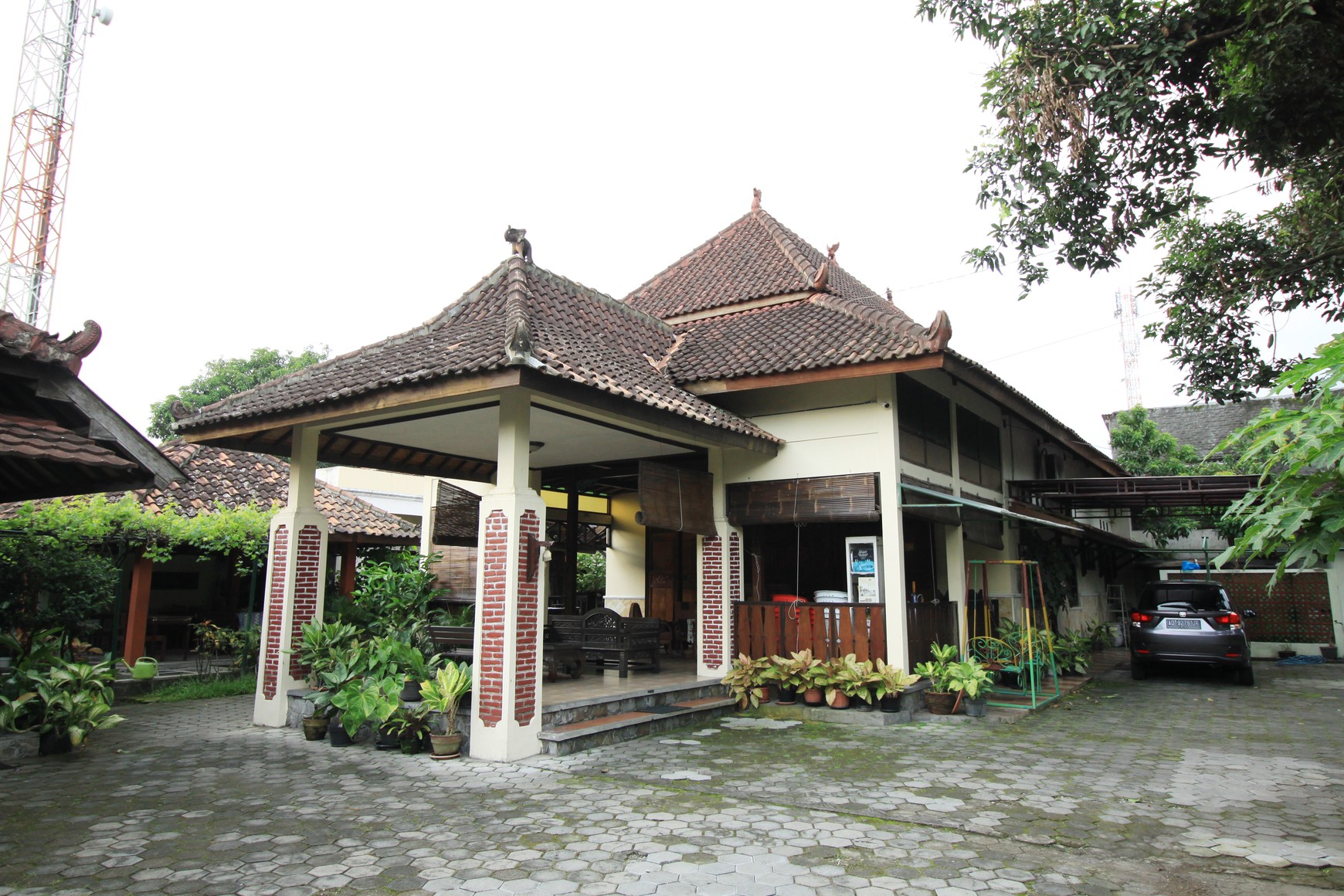 RUMAH TINGGAL + GUEST HOUSE DENGAN DESAIN KLASIK, DI GEDONG KUNING