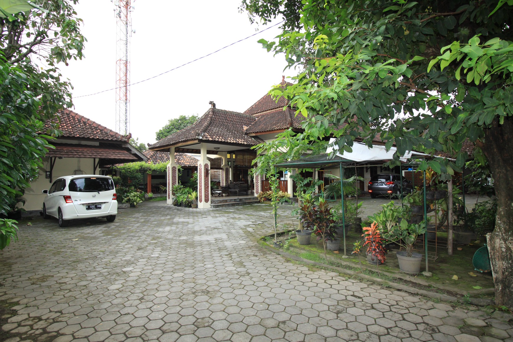 RUMAH TINGGAL + GUEST HOUSE DENGAN DESAIN KLASIK, DI GEDONG KUNING