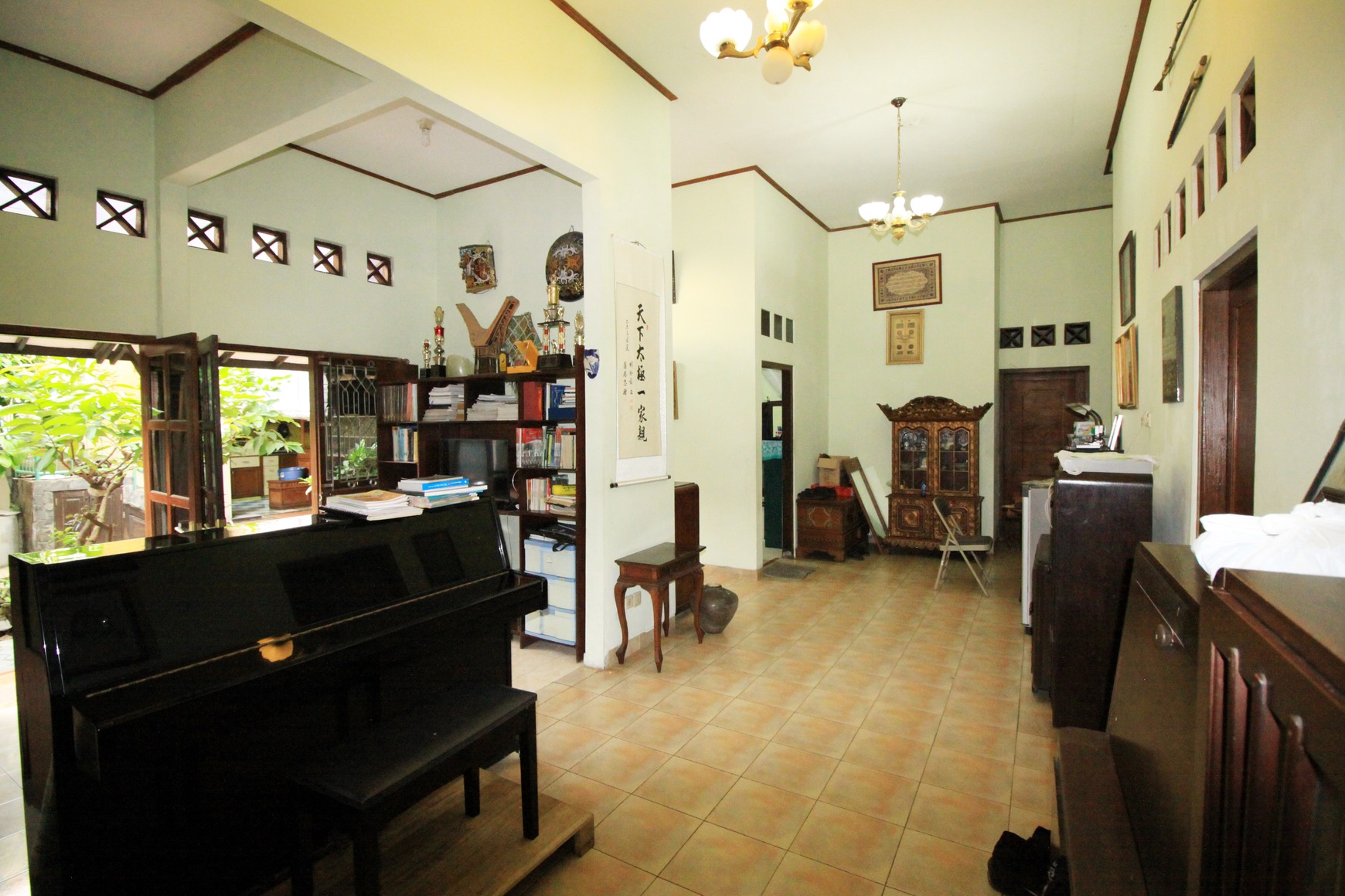 RUMAH TINGGAL + GUEST HOUSE DENGAN DESAIN KLASIK, DI GEDONG KUNING