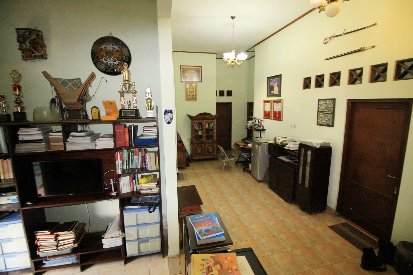 RUMAH TINGGAL + GUEST HOUSE DENGAN DESAIN KLASIK, DI GEDONG KUNING