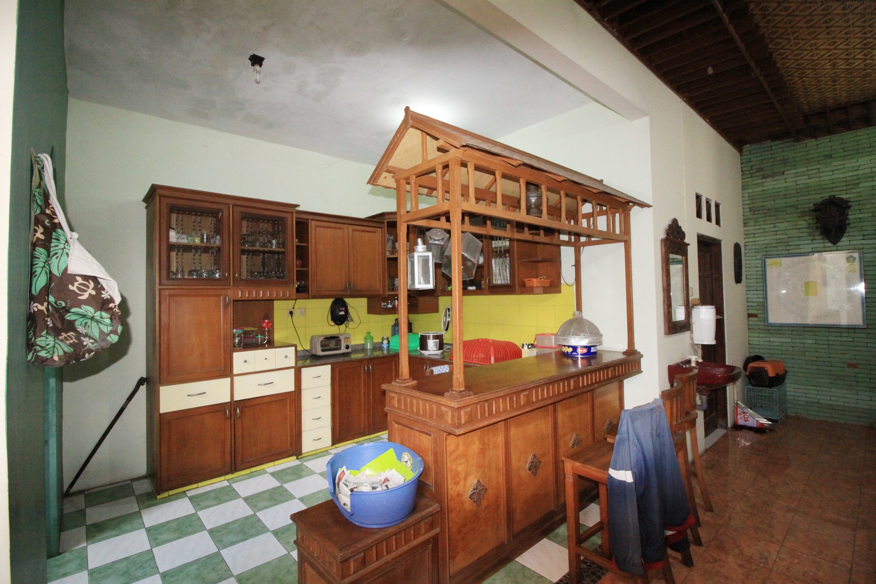 RUMAH TINGGAL + GUEST HOUSE DENGAN DESAIN KLASIK, DI GEDONG KUNING