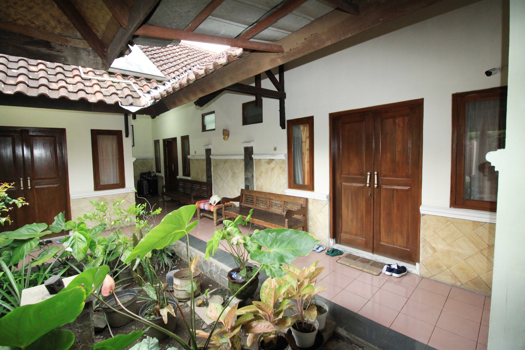 RUMAH TINGGAL + GUEST HOUSE DENGAN DESAIN KLASIK, DI GEDONG KUNING