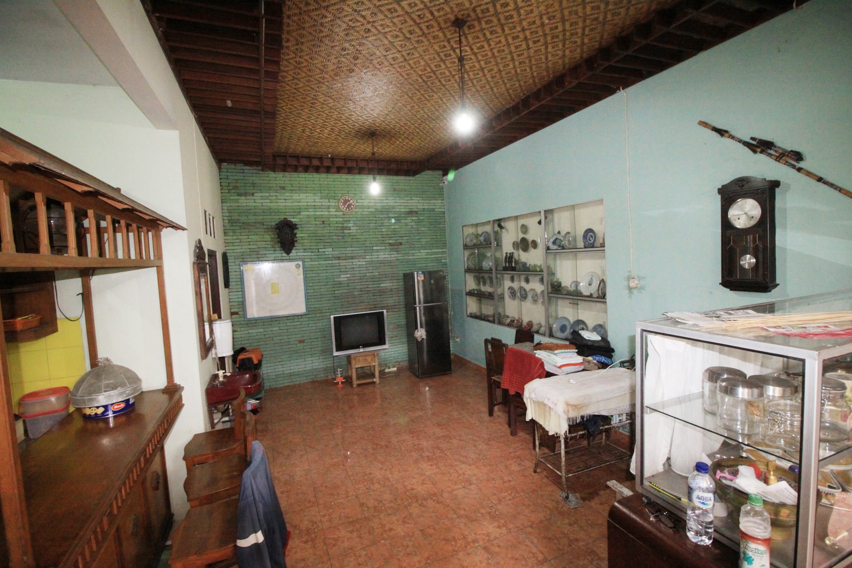 RUMAH TINGGAL + GUEST HOUSE DENGAN DESAIN KLASIK, DI GEDONG KUNING