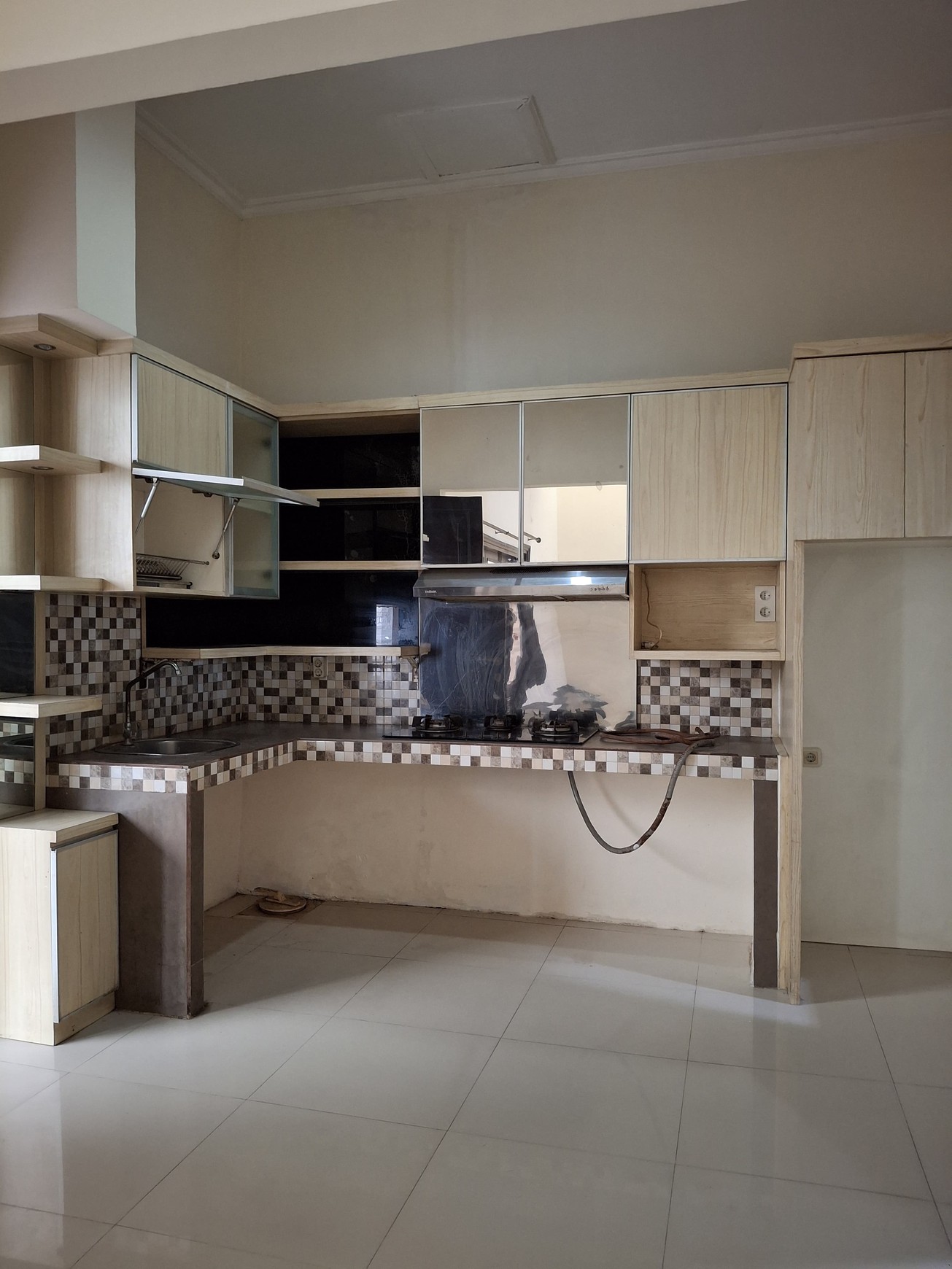 Rumah Luas Harga Nego di Surabaya Barat - Jarang Ada!