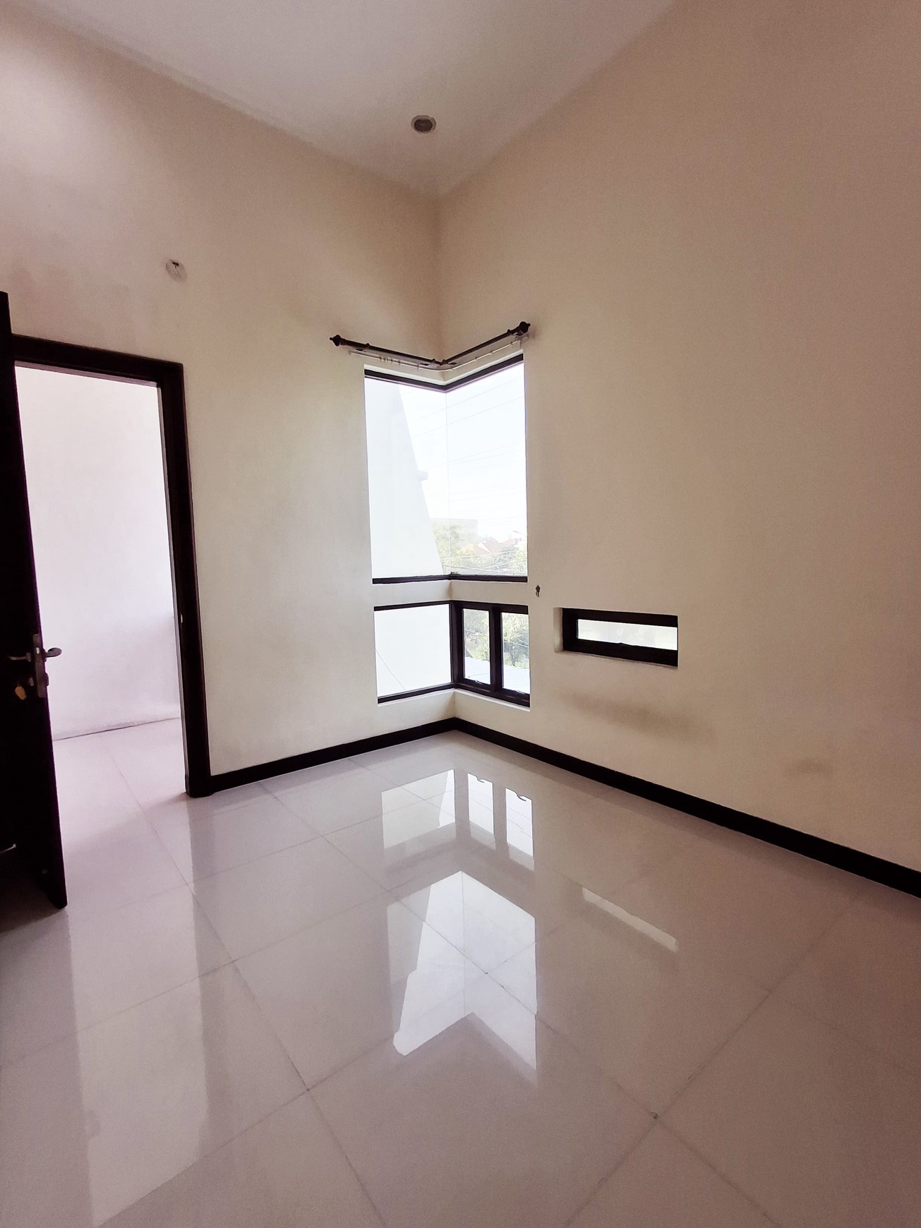 Rumah Luas Harga Nego di Surabaya Barat - Jarang Ada!