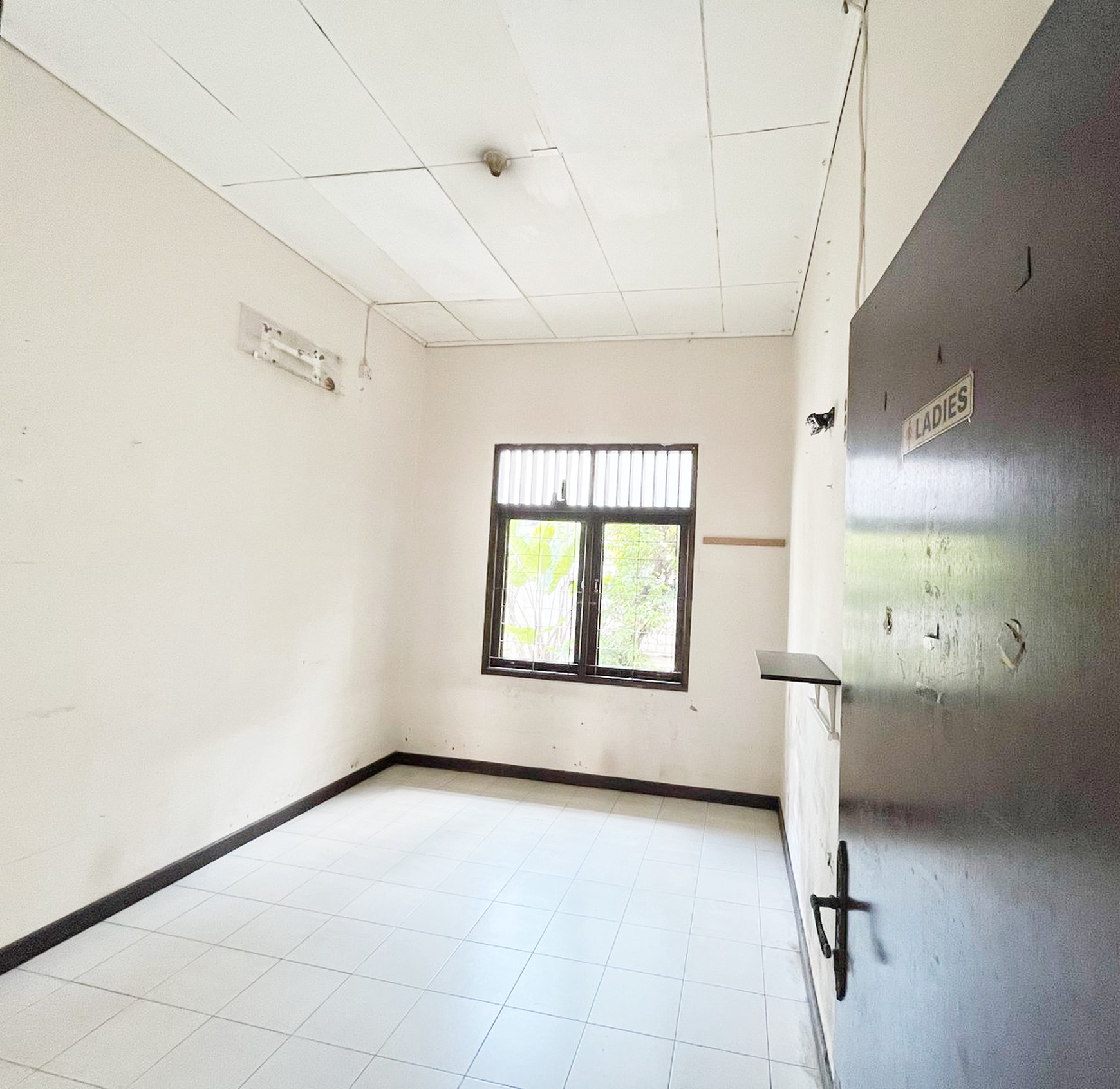 Rumah di Delman Asri luas besar harga murah siap huni di Kebayoran lama