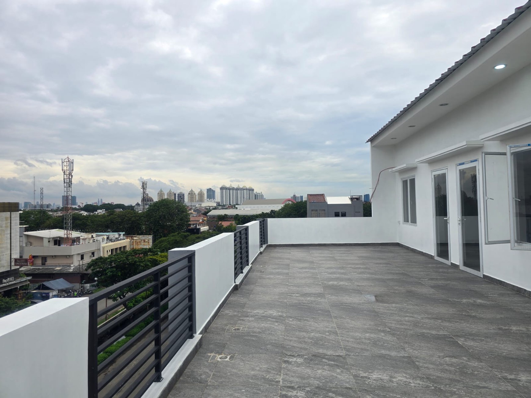 Ruko 3 Gandeng Kelapa Hibrida Raya, Kelapa Gading, Luas 3x4,5x15m2