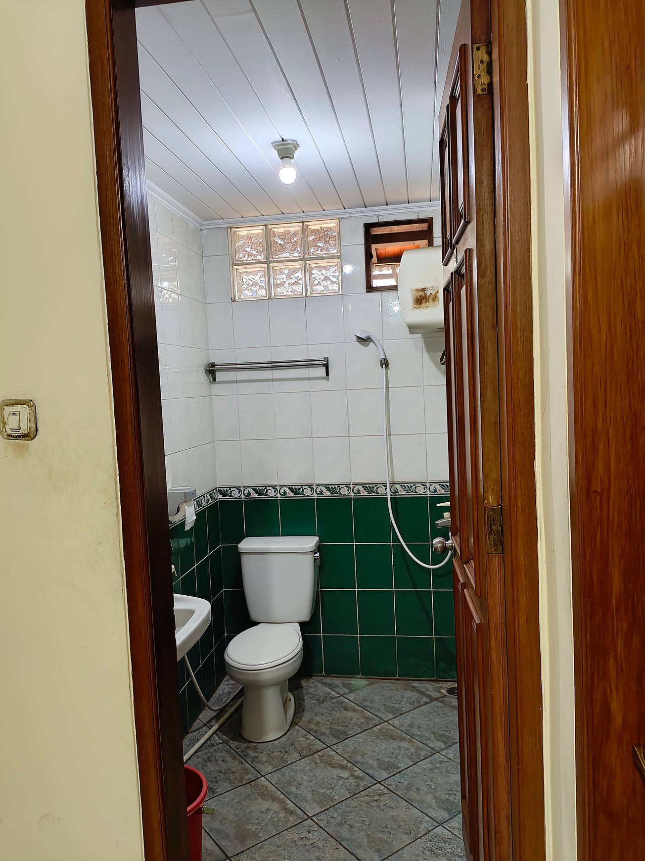 Rumah bangunan terawat dan siap huni di ciniru jakarta selatan