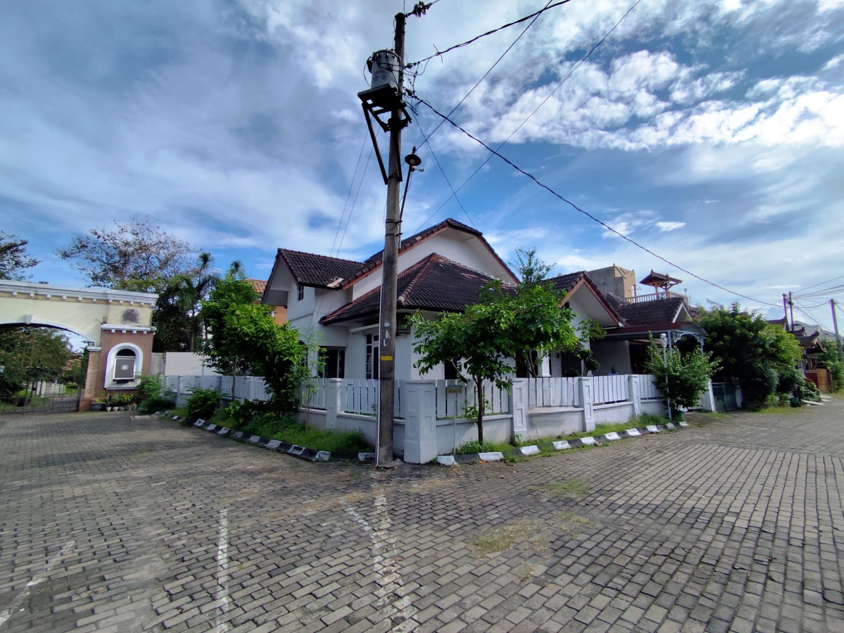 Rumah 1,5 Lantai dalam Perum Taman Cemara, Maguwoharjo, Depok, Sleman