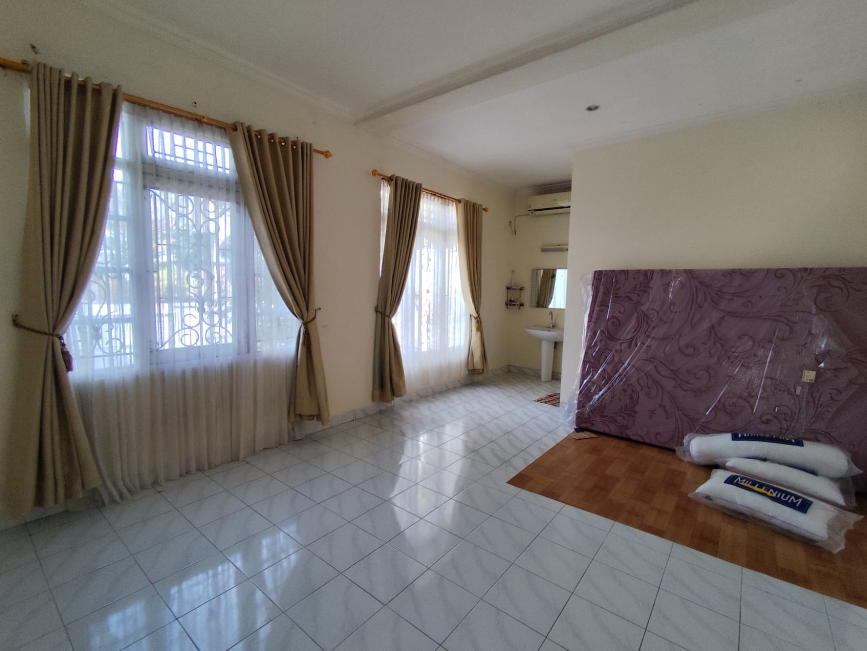 Rumah 1,5 Lantai dalam Perum Taman Cemara, Maguwoharjo, Depok, Sleman