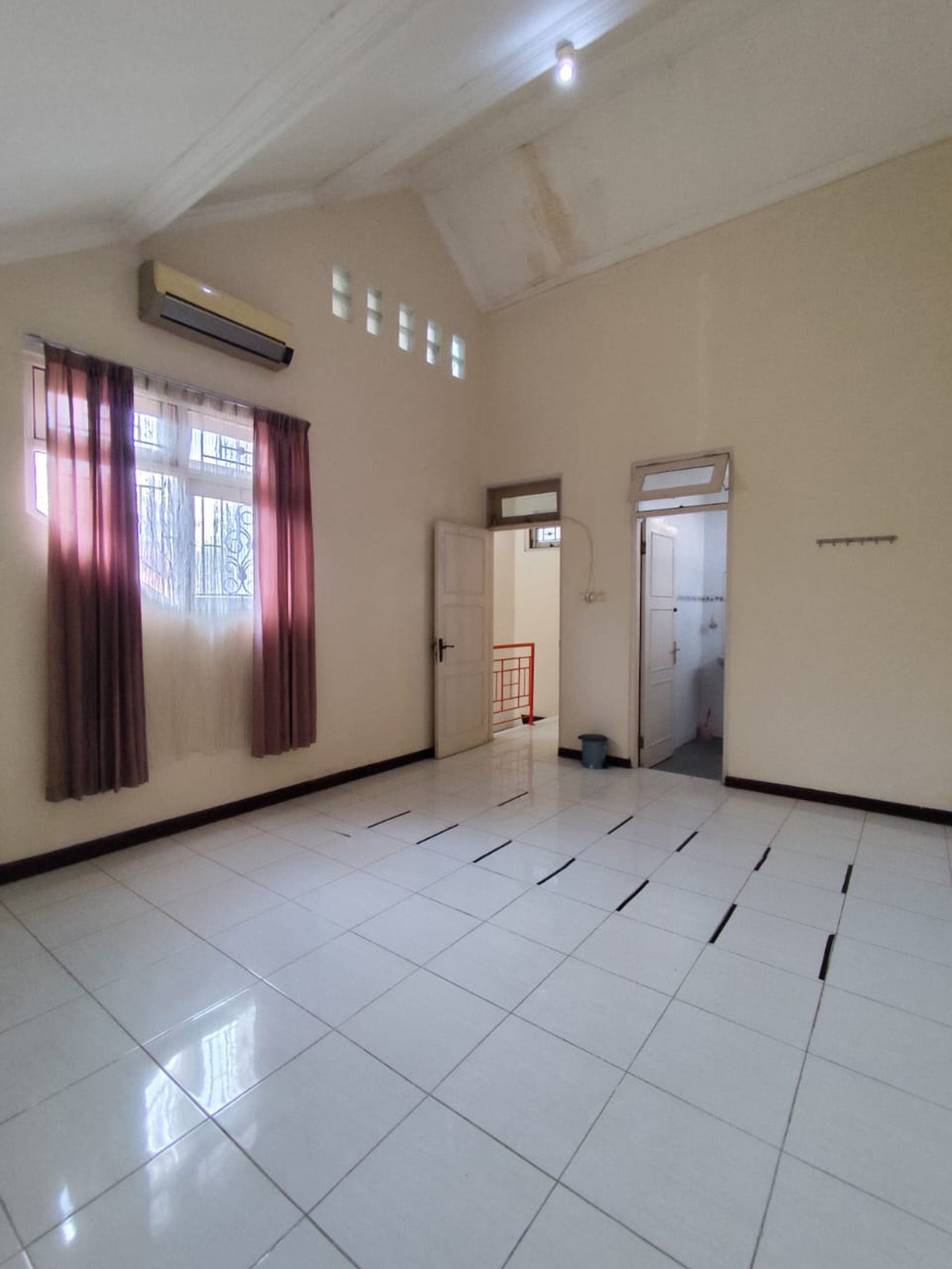 Rumah 1,5 Lantai dalam Perum Taman Cemara, Maguwoharjo, Depok, Sleman