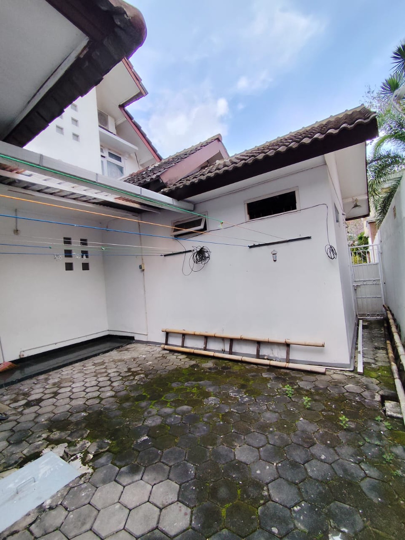 Rumah 1,5 Lantai dalam Perum Taman Cemara, Maguwoharjo, Depok, Sleman
