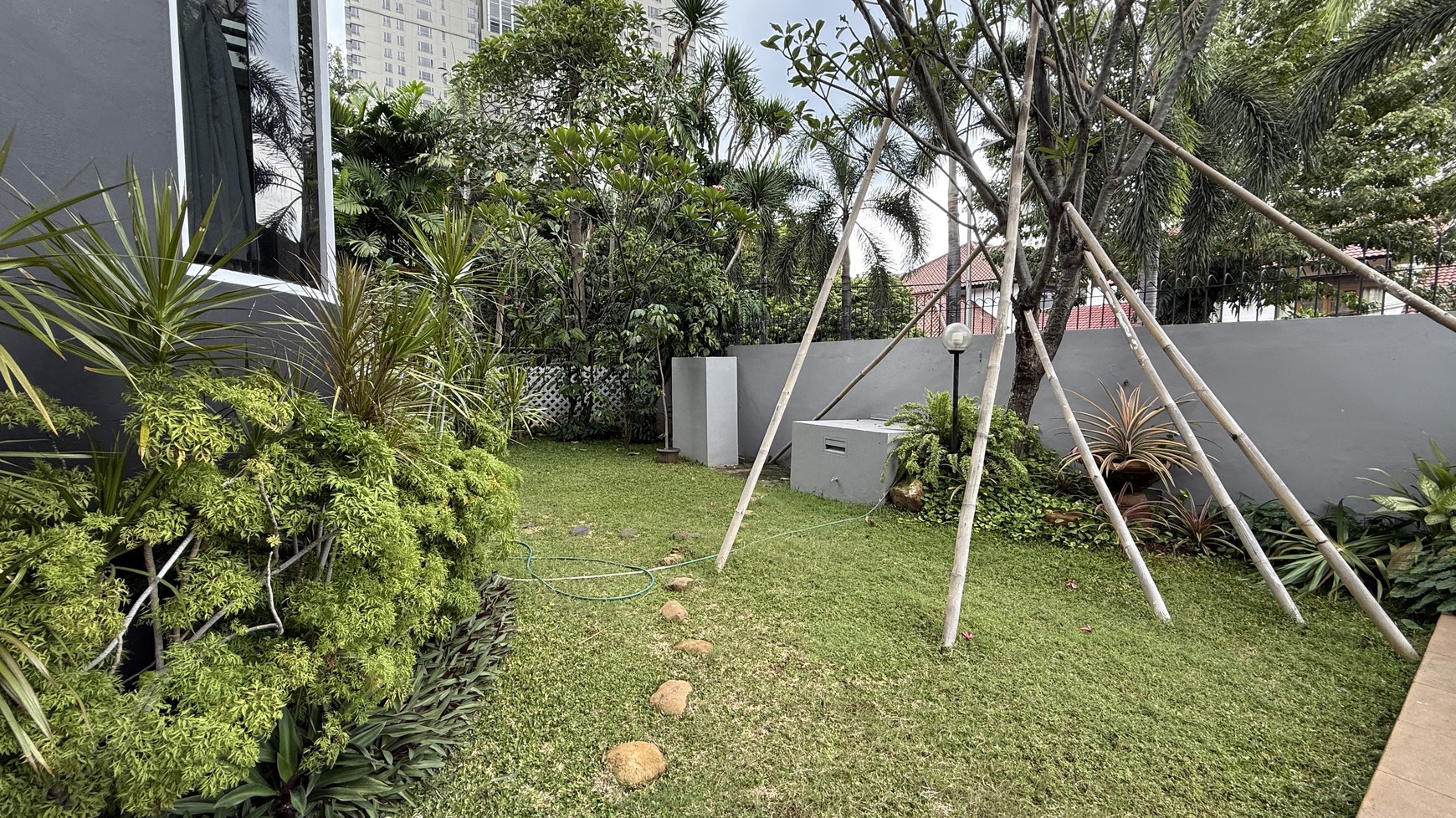 BIG AND BEAUTIFUL HOUSE AT SENAYAN AREA