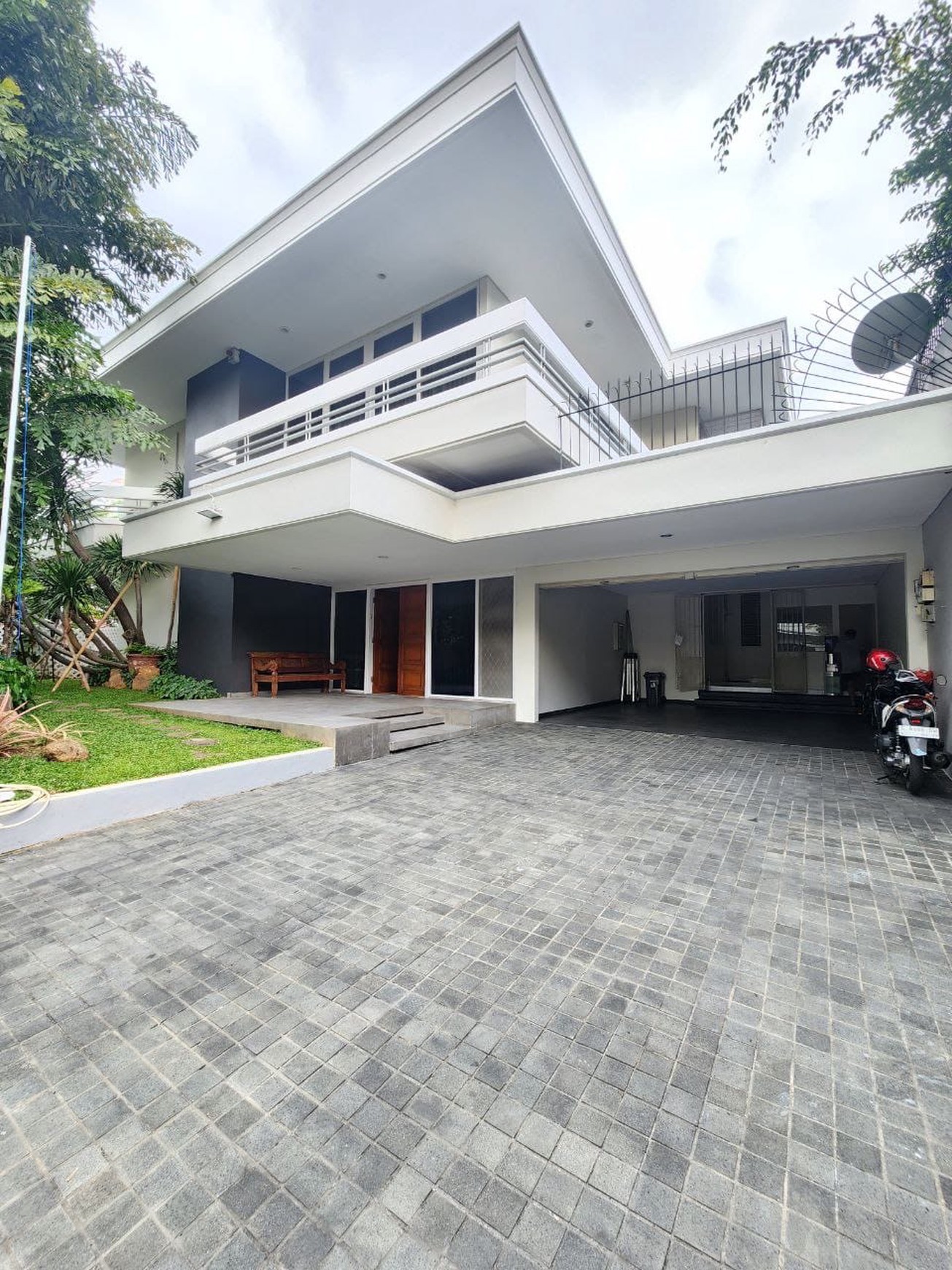 BIG AND BEAUTIFUL HOUSE AT SENAYAN AREA