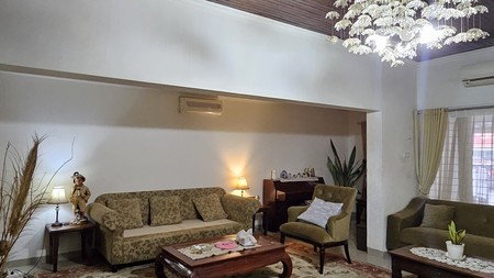 Rumah Komersial di Kebayoran Baru - Lokasi Prime, Siap Pakai Untuk Bisnis